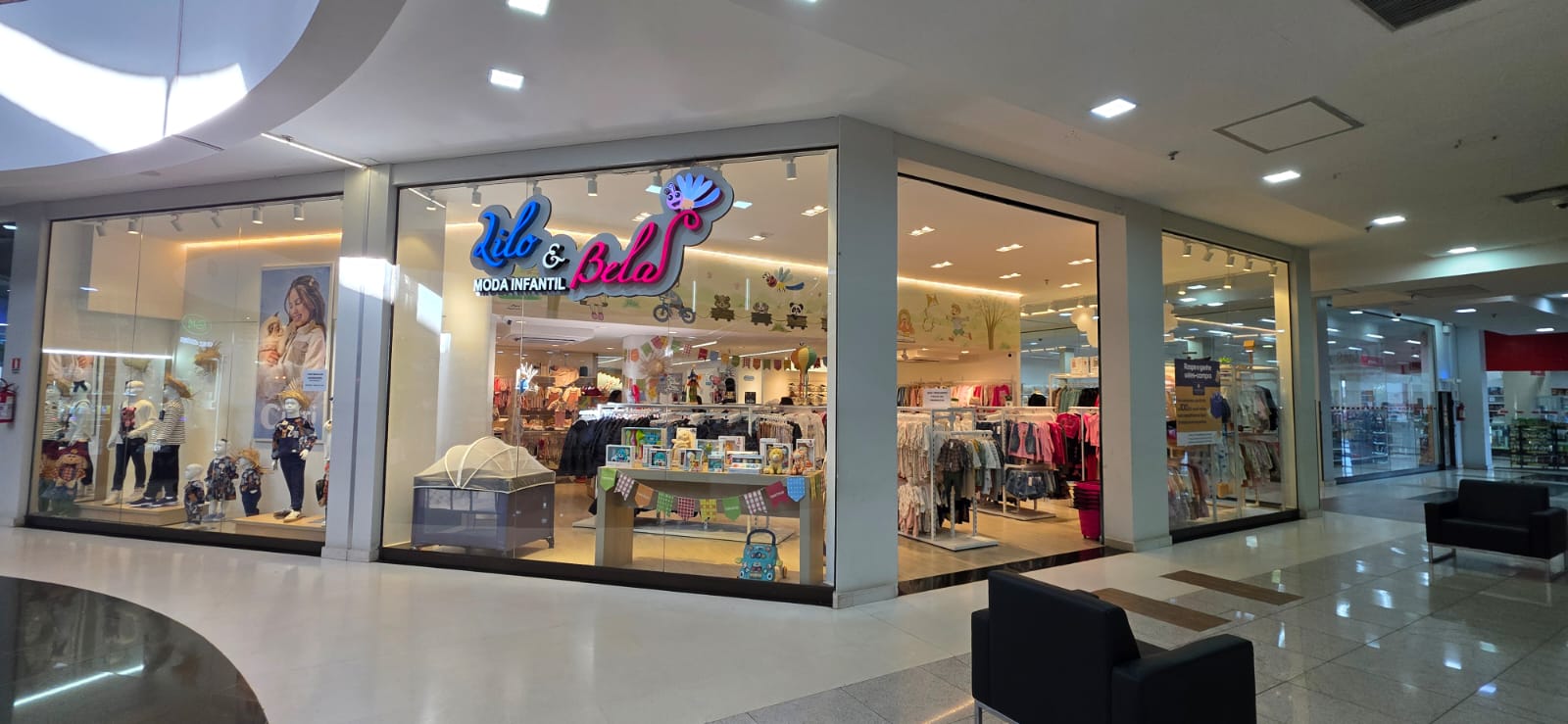 Fachada iluminada da loja Lilo & Bela Moda Infantil no Shopping Mandacaru Boulevard