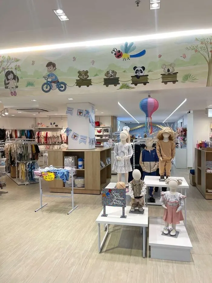 Interior da loja Lilo & Bela no Shopping Mandacaru Boulevard, com o Espaço Kids e mural ilustrado